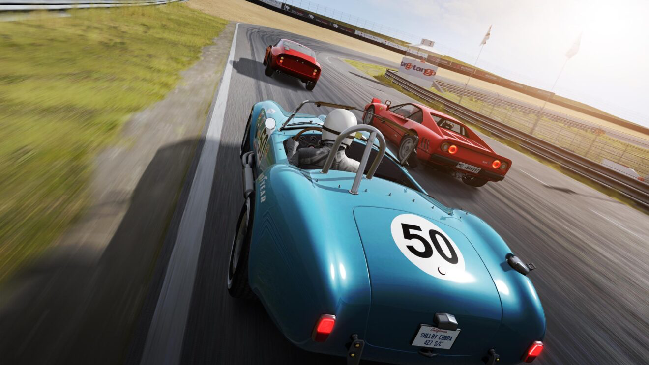 Klassiske racingbiler som konkurrerer på banen i Assetto Corsa